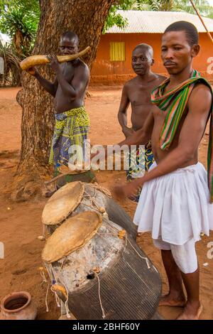 Mann trommelt während der Begrüßungszeremonie im Dorf Akato Viepe des Stammes der Ewe bei Lomé, Togo. Stockfoto