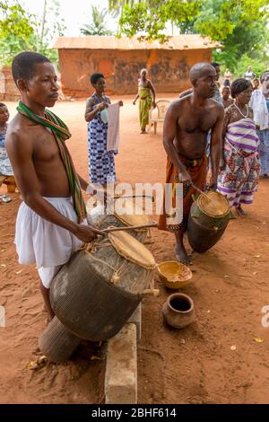 Mann trommelt während der Begrüßungszeremonie im Dorf Akato Viepe des Stammes der Ewe bei Lomé, Togo. Stockfoto