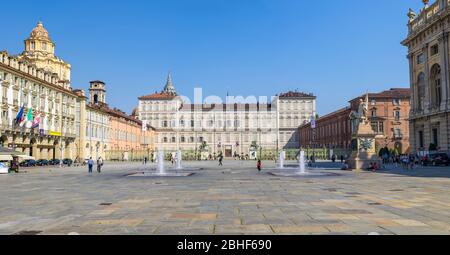 Turin, Italien, 9. September 2018: Königspalast Palazzo reale und San Lorenzo Kirche Gebäude auf dem Schlossplatz Piazza Castello mit Brunnen und Denkmäler in der historischen Mitte der Stadt Turin, Piemont Stockfoto