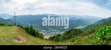 Schöne Aussicht auf die Landschaft auf der Straße nach Koruldi Seen, Mestia, Upper Svaneti, Georgien Stockfoto