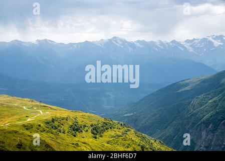 Schöne Aussicht auf die Berge auf dem Weg zu Koruldi Seen, Mestia, Upper Svaneti, Georgien Stockfoto