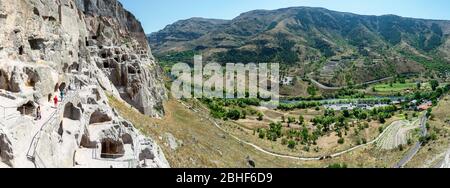 Vardzia, Georgia - August 22 2019: Touristen reisen Vardzia Höhle Stadt Komplex in Georgien Stockfoto