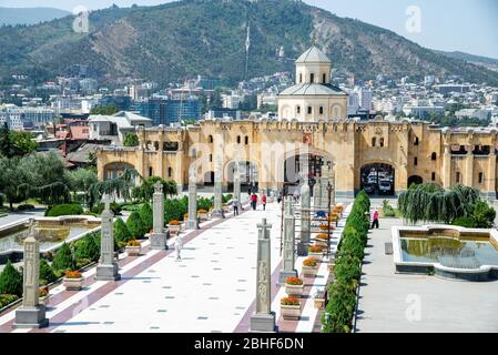 Tiflis, Georgien - August 23 2019: Hauptansicht der Kathedrale der Heiligen Dreifaltigkeit von Tiflis, Georgien Stockfoto