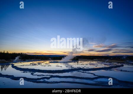 Great Fountain Geysir bei Sonnenuntergang; Firehole Lake Drive, Yellowstone National Park, Wyoming, USA. Stockfoto