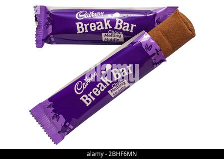 Zwei Cadbury Break Bar Choco Melting Middle Chocolatey Füllstäbe, eine geöffnet, um Inhalte auf weißem Hintergrund isoliert zeigen Stockfoto