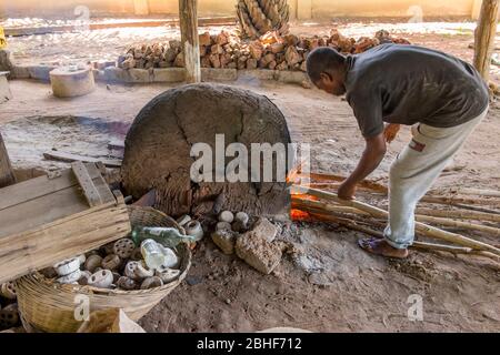 Ofen, in dem Perlen auf Cedi Bead Fabrik in der Nähe von Accra, Ghana gefeuert. Stockfoto