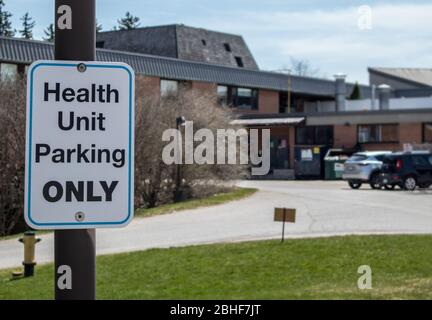 Beschilderung zur Anzeige von Parkplätzen für Gesundheitseinrichtungen nur im Pflegeheim. Stockfoto