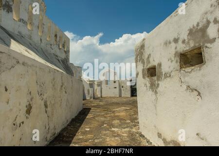 Das Cape Coast Castle (UNESCO-Weltkulturerbe) ist eine von vielen Sklavenburgen, Festungen in Ghana in der Nähe von Elmina, die von schwedischen Händlern gebaut wurden. Stockfoto