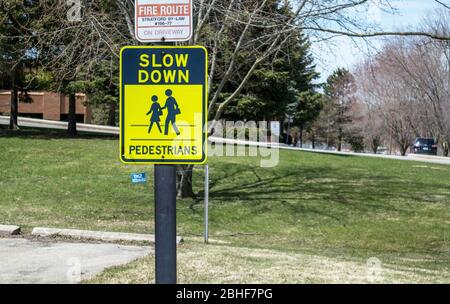 Slow Down für Fußgänger, Verkehrsschilder in Wohngebieten. Stockfoto