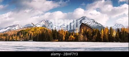 Panorama des Bergsees Strbske pleso (Strbske See) im Frühjahr. Nationalpark hohe Tatra, Slowakei. Landschaftsfotografie Stockfoto