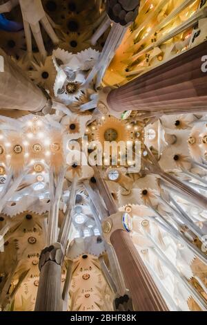 Barcelona, Spanien - November 2018: Innenraum der Kirche La Sagrada Familia von Antonio Gaudi Stockfoto