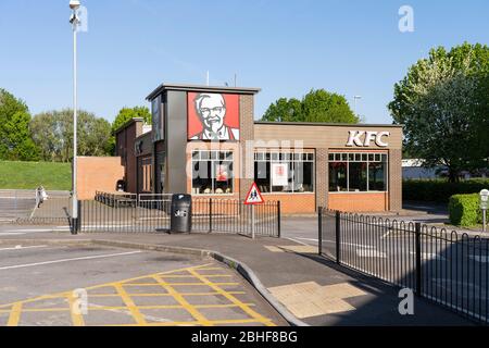 Eine KFC-Fahrt durch die Fast-Food-Kette wurde geschlossen und verlassen, ohne dass Kunden wegen der Coronavirus Covid 19-Pandemie abgesetzt wurden. Basingstoke, April 2020 Stockfoto