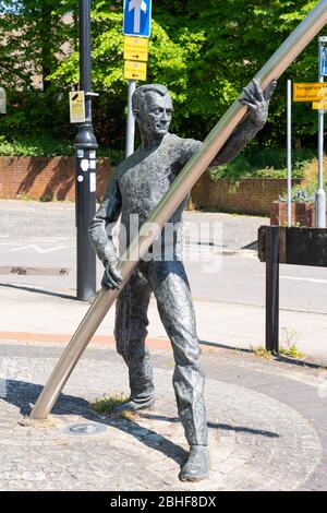 L'Arc - eine von zwei Figuren mit einem gebogenen Stock, der von Basingstokes industrieller Vergangenheit inspiriert wurde und enge Verbindungen zu seinen europäischen Partnerstädten, Großbritannien, hat Stockfoto