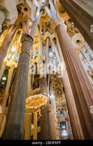 Barcelona, Spanien - November 2018: Innenraum der Kirche La Sagrada Familia von Antonio Gaudi Stockfoto