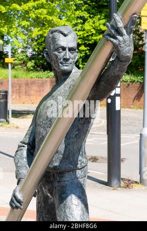 L'Arc - eine von zwei Figuren mit einem gebogenen Stock, der von Basingstokes industrieller Vergangenheit inspiriert wurde und enge Verbindungen zu seinen europäischen Partnerstädten, Großbritannien, hat Stockfoto