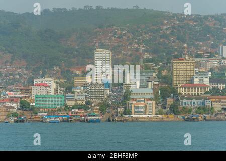 Blick vom Meer auf das Zentrum von Freetown, der Hauptstadt von Sierra Leone. Stockfoto