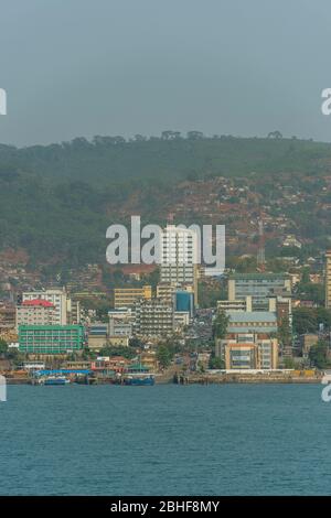 Blick vom Meer auf das Zentrum von Freetown, der Hauptstadt von Sierra Leone. Stockfoto