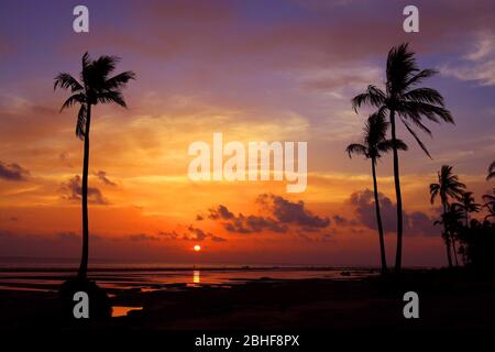 Sonnenuntergang am Kuakata Strand, im Patuakhali Bezirk, in Bangladesch. Kuakata, lokal bekannt als 'Sagar Kannya' oder Tochter des Meeres. Stockfoto