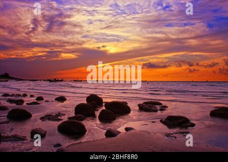 Sonnenuntergang auf Saint Martin's Island. Saint Martin's Island, lokal bekannt als Narkel Jinjira, ist die einzige Koralleninsel und eine der berühmtesten Spot. Stockfoto