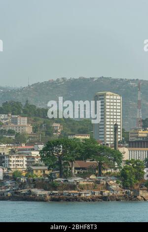 Blick vom Meer auf das Zentrum von Freetown, der Hauptstadt von Sierra Leone. Stockfoto