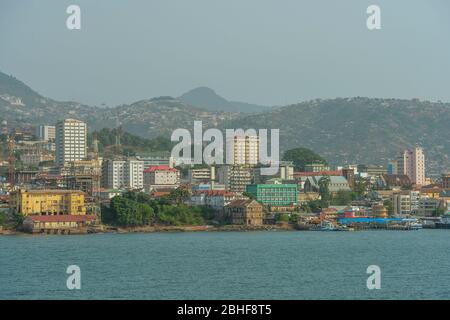 Blick vom Meer auf das Zentrum von Freetown, der Hauptstadt von Sierra Leone. Stockfoto