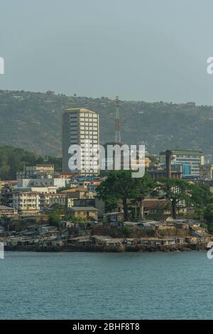 Blick vom Meer auf das Zentrum von Freetown, der Hauptstadt von Sierra Leone. Stockfoto