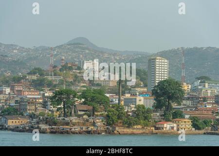 Blick vom Meer auf das Zentrum von Freetown, der Hauptstadt von Sierra Leone. Stockfoto