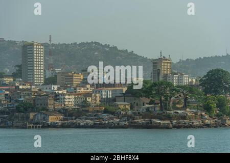 Blick vom Meer auf das Zentrum von Freetown, der Hauptstadt von Sierra Leone. Stockfoto