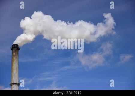 Zuckerfabrik, Single Smoke Stack und Emissionen, blauer Himmel und Wolken, in Nebraska, USA Stockfoto