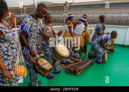 Performance der Nationalen Tanzgruppe von Sierra Leone an Bord der MS Expedition im Hafen von Freetown mit (von links): Djembe, Balangi (Balafon Stockfoto