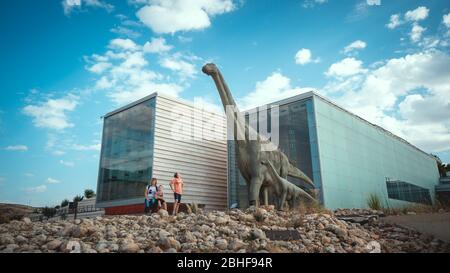 12. Oktober 2017, Cuenca, Spanien: Familienbesuch im Paläontologischen Dinosauriermuseum von Castilla-La Mancha, Cuenca. Stockfoto