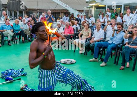 Feuertanz-Performance der National Dance Troupe of Sierra Leone an Bord der MS Expedition im Hafen von Freetown. Stockfoto