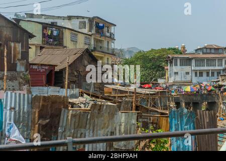 Straßenszene mit Hütten und Häusern in Freetown, Sierra Leone. Stockfoto
