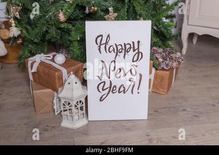 Kreative Glückwunschkarte für das neue Jahr. Handgezeichneter Text, Weihnachtsbaum mit einzigartigem Schriftzug Hipster Poster. Goldene Girlande.Festlicher Hintergrund in Stockfoto