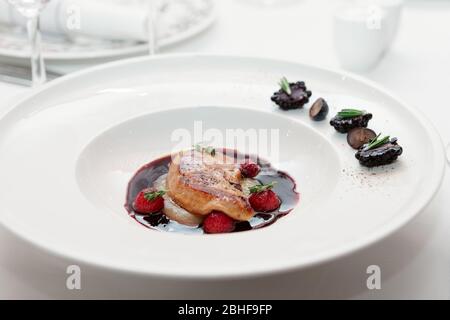 Foie Gras mit Portsoße auf weißem Teller, Haute Cuisine, Nahaufnahme Stockfoto