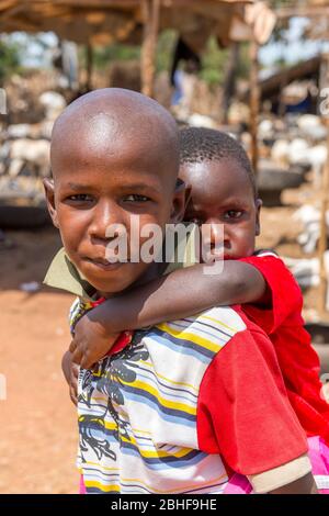 Kleiner Bruder auf einem Tiermarkt in der Nähe von Banjul, Gambia. Stockfoto