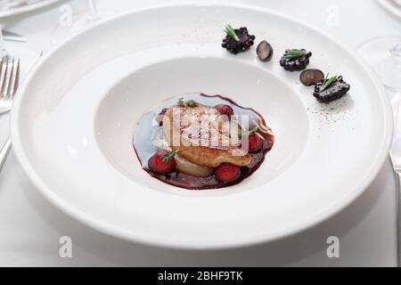 Gebratene Foie Gras mit Portwein auf dem Tisch des Restaurants Stockfoto