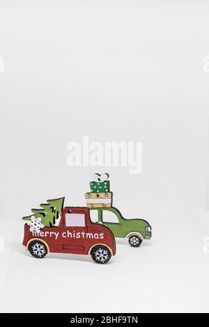 Weihnachtsdekoration mit Holzautos, Geschenke mit Kopierraum. Weihnachtsgrußkarte, Party Einladung, weihnachtsfeier Konzept. Winterurlaub Stockfoto