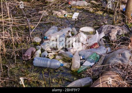 Die Verschmutzung des Stausees, des Sees, des Flusses. Plastikflaschen und Müll, die sich auf der Wasseroberfläche sammeln. Ökologische Probleme. Keine Verschwendung. Wasserverschmutzung Stockfoto