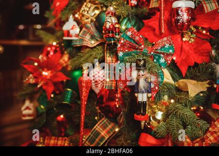 Spielzeug Soldat Holz Nussknacker Statue hängen auf geschmückten Weihnachtsbaum, vintage style.Traditional Weihnachten Urlaub Nussknacker Figur Ornament Stockfoto