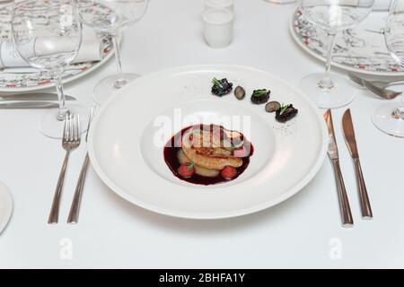 Foie Gras Gericht auf dem Restauranttisch, formelle Dining Setting Stockfoto