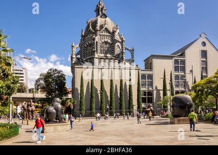 Medelin, Kolumbien - 08. Januar 2020: Die Plaza Botero enthält 23 Skulpturen, die von Medellins Sohn und Kolumbiens berühmtestem Künstler Fern gestiftet wurden Stockfoto