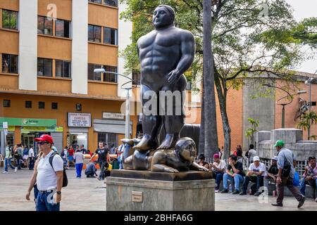 MEDELLIN, KOLUMBIEN - 27. MÄRZ 2020: Die Plaza Botero enthält 23 Skulpturen, die von Medellins Sohn und Kolumbiens berühmtester Künstlerin, Ferna, gestiftet wurden Stockfoto