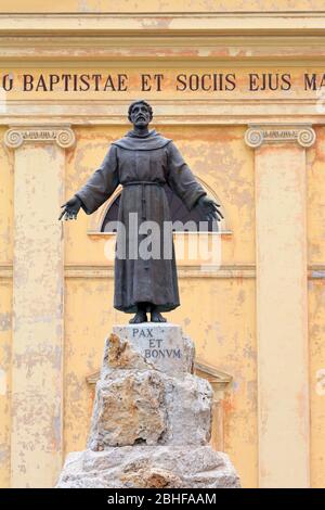 Statue des heiligen Franz von Assisi & Kirche des heiligen Martiri, Civitavecchia, Italien, Europa Stockfoto