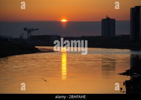 Glasgow, Großbritannien. April 2020. Im Bild: Sonnenuntergang über dem Fluss Clyde, aufgenommen neben dem Riverside Museum of Transport in Glasgow. Quelle: Colin Fisher/Alamy Live News Stockfoto