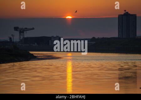 Glasgow, Großbritannien. April 2020. Im Bild: Sonnenuntergang über dem Fluss Clyde, aufgenommen neben dem Riverside Museum of Transport in Glasgow. Quelle: Colin Fisher/Alamy Live News Stockfoto