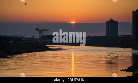 Glasgow, Großbritannien. April 2020. Im Bild: Sonnenuntergang über dem Fluss Clyde, aufgenommen neben dem Riverside Museum of Transport in Glasgow. Quelle: Colin Fisher/Alamy Live News Stockfoto