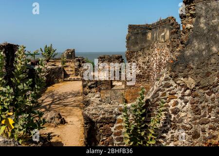 Ruinen von Fort Bullen (1826) auf James Island, UNESCO-Weltkulturerbe. Die Insel liegt etwa 30 km von der Mündung des Gambia Flusses und der WA entfernt Stockfoto