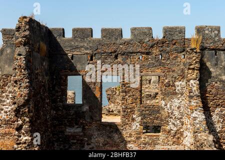 Ruinen von Fort Bullen (1826) auf James Island, UNESCO-Weltkulturerbe. Die Insel liegt etwa 30 km von der Mündung des Gambia Flusses und der WA entfernt Stockfoto