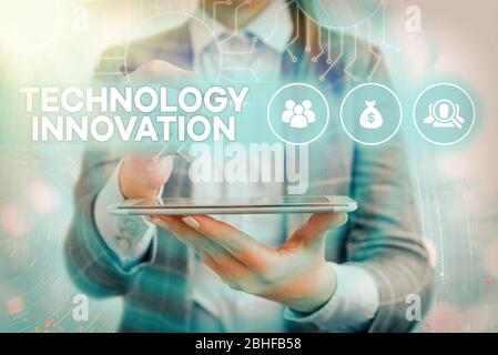 Textschild mit der Aufschrift Technology Innovation. Business Foto Text erweiterte net verbundenen Geräten eine kreative Technik Stockfoto